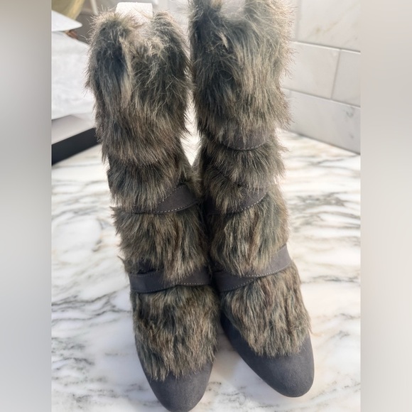 New! Women's Charles By Charles David Alberta Gray Microsuede Faux Fur Boot - Picture 2 of 14